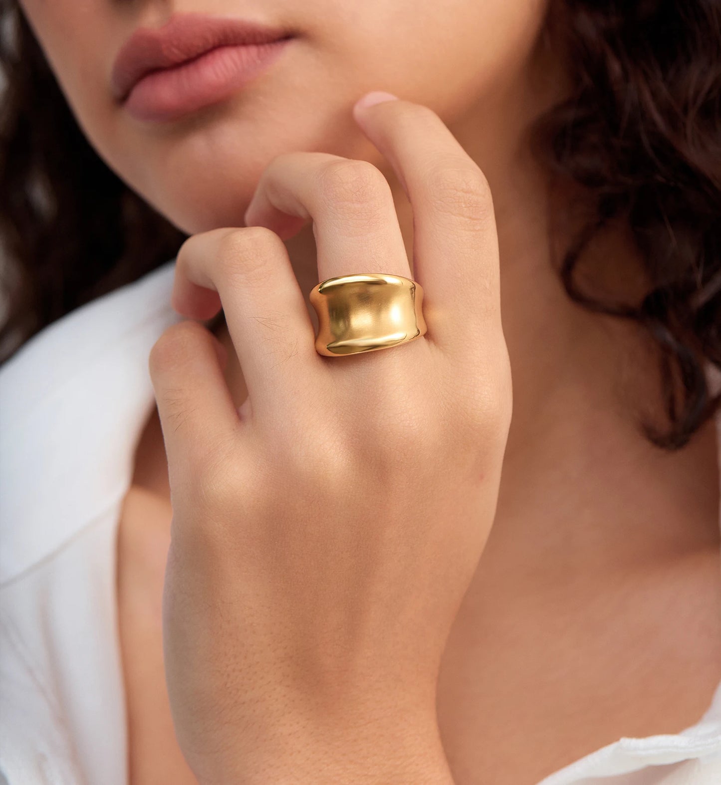 Waterproof tarnish-free Dome Luxe Ring on a model‘s hand by Liora Senar