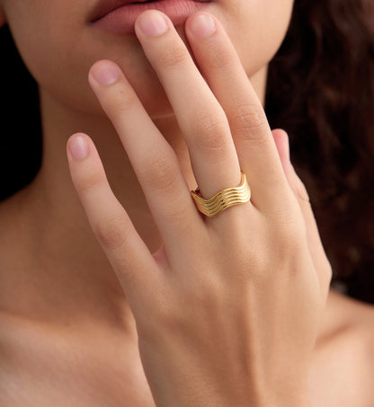 Close-up shot of tarnish-free Gold Wave Ring on model‘s hand by Liora Senar